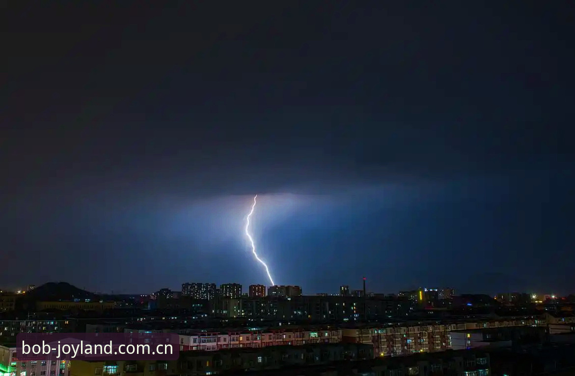 一场雷暴，两个小时十一分钟的中断，将近四个小时的比赛时长——法国3比0伊拉克这场世界杯I组次轮较量，用最戏剧性的方式，把足球场上的偶然与必然同时摆在了台面上。